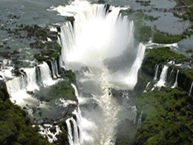 Las Cataratas del Iguazú de la Argentina y Brasil